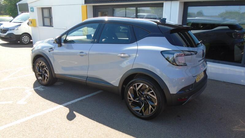 View RENAULT CAPTUR 1.6 esprit Alpine E-Tech full hybrid 145 ^MY25]